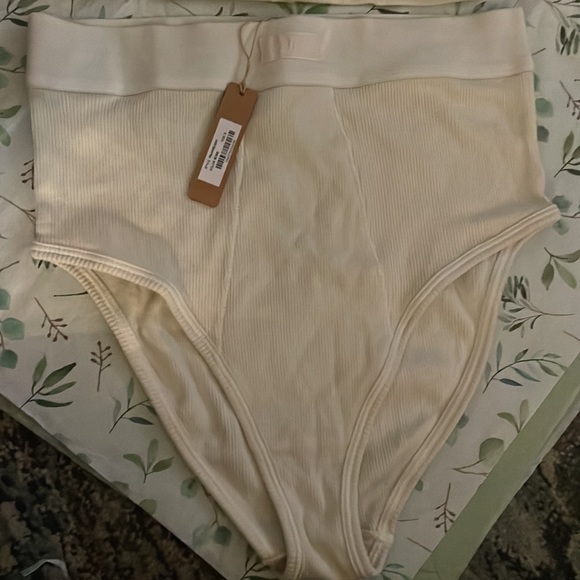 SKIMS Everyday Bra and underwear - Picture 5 of 5